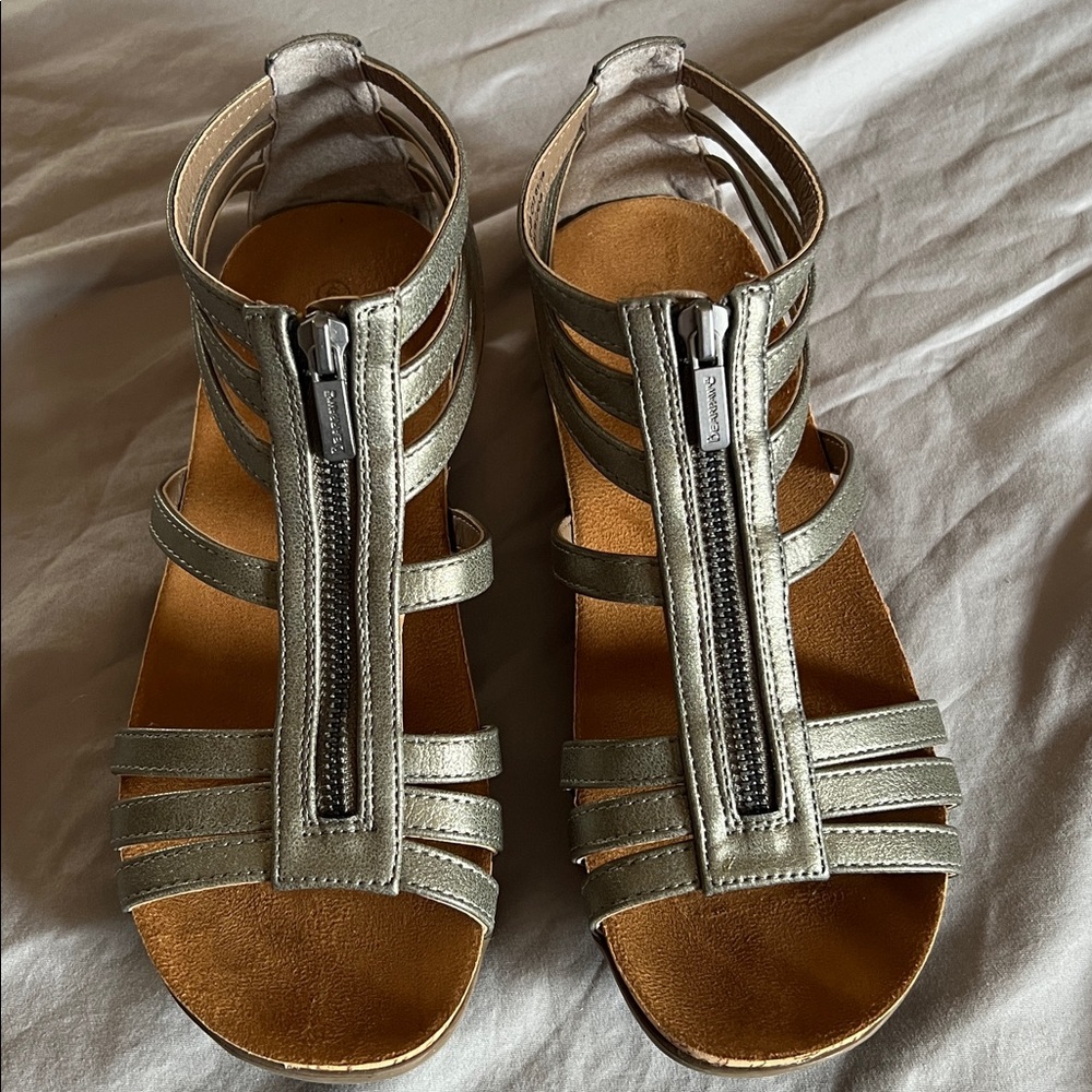 Bear paw Layla gladiator sandal. Size 9 metallic gray brown. - Picture 2 of 6